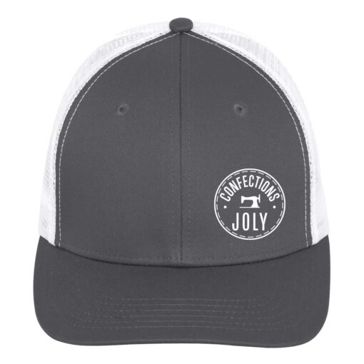 Casquette de couleur grise et blanche avec un petit logo